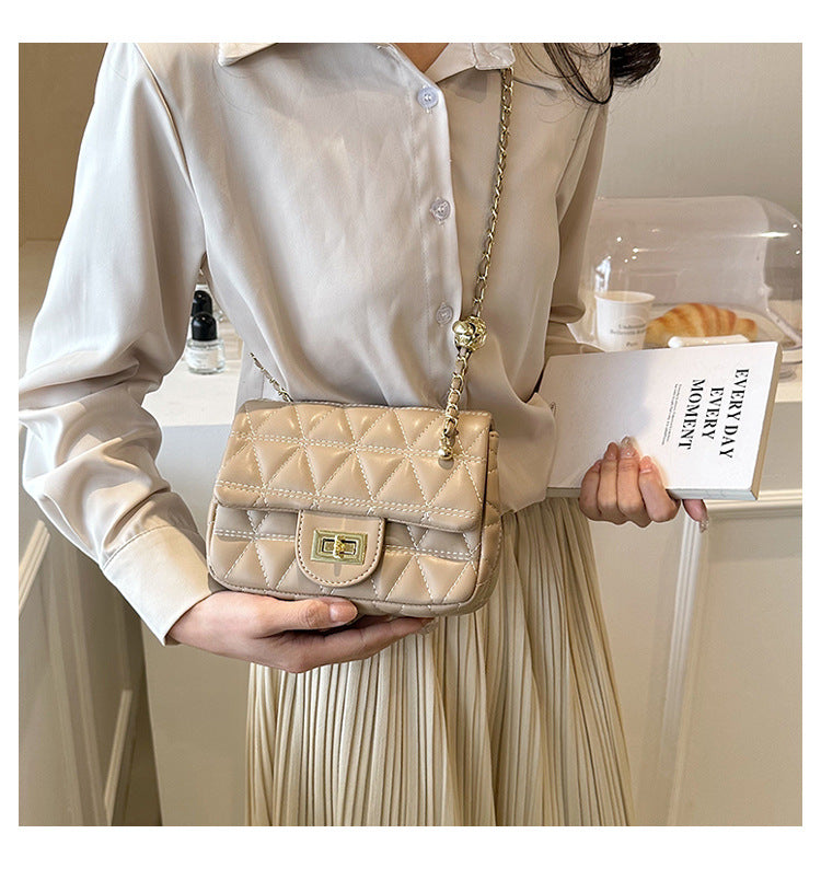 Diamond Pattern Chain Bag